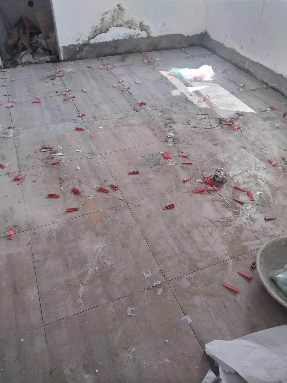 خلفه سيراميك من النجف وهاذه رقمي *********** شتغل بل يوميه طلع على باب الله عيال عندي وريد عيش
