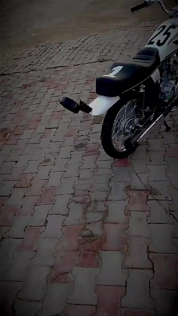 سلام عليكم دراجه البيع ٢٥ أوراق اصولي سعر 500 خمسين دراجه خير من الله حلوه ونضيفه مكاني واسط صويره ***********
