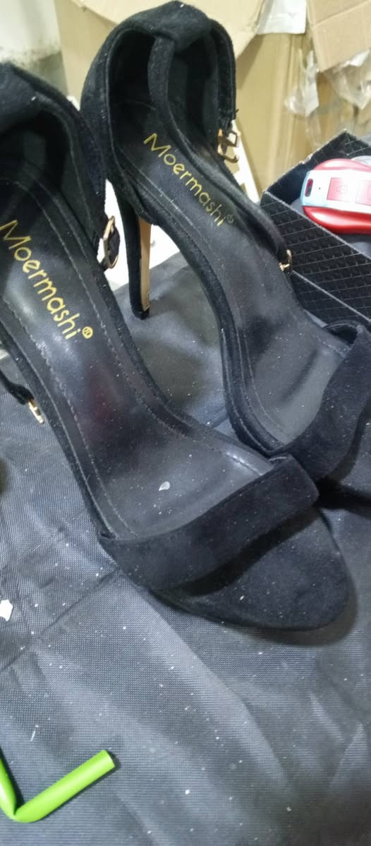 السلام عليكم غراض امزون كله جديد وموبايل  جديد بل كرتونه دلاكه عملاقه  الي يحب يريد شي يراسني خاص عدي توصيل جميع محافظات مكاني حله رقم موبايلي ***********
