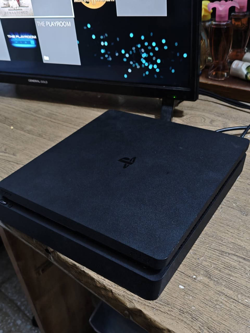 بلي ستيشن 4 سلم مع كامل اغراضة و يدة 
السعر 245 على الفحص تاخذة 
للتواصل ***********
