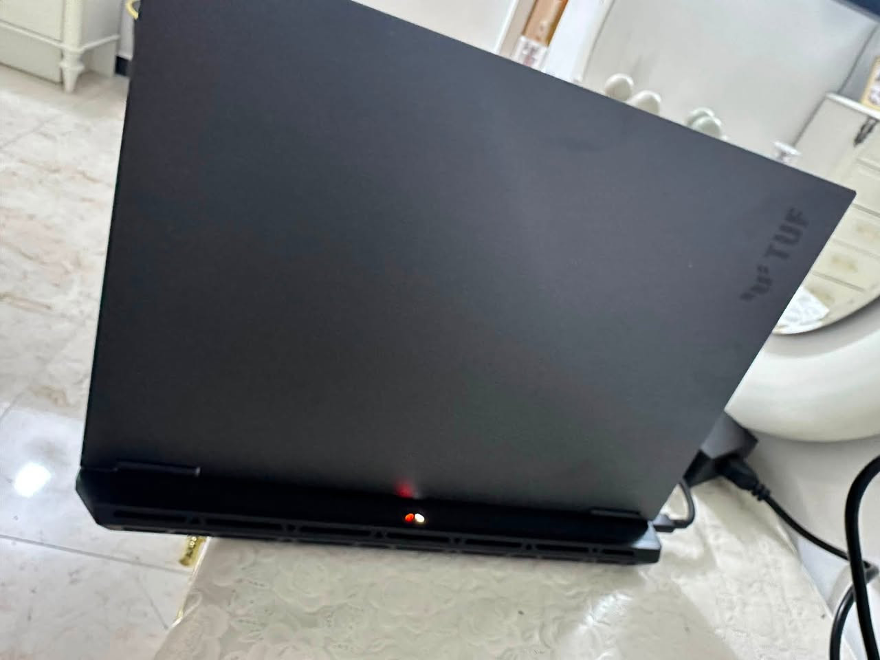 ASUS TUF Gaming A16: FA608UM)
المعالج (CPU)
النوع: AMD Ryzen 7 260 w/ Radeon 780M Graphics
السرعة الأساسية: 3.80 GHz
مع تيربو
كروت الشاشة (Graphics Cards)
الكرت المنفصلNVIDIA GeForc RTX 5060 Laptop GPU بسعة 8 جيجابايت (GDDR6).✅
الكرت المدمج (لتوفير الطاقة): AMD Radeon 780M Graphics.
السعه16 كيكا✅
الذاكرة العشوائية (RAM)
السعة: 32.0 جيجابايت ✅
النوع: DDR5 (قابل للترقية والزيادة).
السرعة: 5600 MT/s.✅
التخزين (Storage)✅
السعة الإجمالية SSD NVMe بمساحة 1 تيرابايت✅
الشاشة والمميزات الخارجي
معدل التحديث: 165Hz مع زمن استجابة سريع 3ms (ممتازة جداً للألعاب التنافسية)
حجم 16 انج✅
الدقه :2k✅
نوع اللوحة: IPS-level display لتقديم زوايا رؤية وألوان دقيقة.
الأمان: كاميرا تحتوى على مستشعر الأشعة تحت الحمراء (IR Camera) لدعم خاصية التعرف على الوجه Windows Hello.
الشحن: يدعم الشحن السريع عبر منفذ Type-C بقدرة تصل إلى 100W PD (بجانب الشاحن الأساسي بقوة 240W).
التبريد: نظام تبريد متطور بفتحات كاملة مع الجيل الثاني من مراوح Arc Flow Fans.
الاتصال اللاسلكي: يدعم تقنية Wi-Fi 6E السريعة.
السعر :2 مليون ✅
العنوان بغداد
***********
