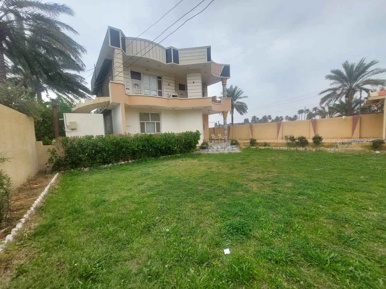 🏛️ إذا تدور على الفخامة الحقيقية ويا هدوء البستان… الفرصة هنا!
مو مجرد بيت… هذا قصر سكني + بستان متكامل بمساحة 1800م في موقع مميز بمنطقة الغالبية – ديالى، يجمع بين الراحة، الخصوصية، والاستثمار الذكي.
🏡 تفاصيل العقار (سند 25 – جاهز للتملك)
🔹 المساحة الكلية: 1800 متر
🔹 البناء: 800 متر – طابقين (بناء درجة أولى)
✨ التصميم الداخلي:
4 غرف نوم (سويتات واسعة)
صالة استقبال فخمة + هول داخلي كبير
مطبخين (حار وبارد) بتصميم حديث
درج داخلي وخارجي
مخزن بالسطح
✨ التشطيبات والتجهيز:
أرضيات كاشي نمري فاخر
كراج أمامي وخلفي
7 أجهزة سبلت (2 طن) مع 7 رافعات قدرة
➡️ البيت جاهز تسكن مباشرة بدون أي تعب
🌴 بستان خاص (1000 متر) – رزق مستمر
مسيج بالكامل بواجهة 25م ونزال 40م
🌴 يحتوي على:
نخيل نادر: (برحي، مجهول، عجوة، إخلاص، خستاوي وغيرها)
أكثر من 40 شجرة حمضيات
رمان أمريكي، تين حلاوي، سدر، عنب، عرموط، مشمش وغيرها
💧 منظومة الماء:
بئر ارتوازي خاص
مضخة مباشرة على النهر
➡️ مي متوفر 24 ساعة
⚡ الخدمات والموقع:
📍 ديالى – الغالبية
تبليط واصل للباب
قريب من المدارس والأسواق
كهرباء وطنية + خط مولدة
ماء إسالة متوفر
💼 مناسب للسكن الفاخر أو استثمار مربح
البيت يرهم مراوس او ينباع البيت وحد او البستان وحد كلشي حسب القناعة
(سكن + بستان + موقع = قيمة عالية مستمرة)
📞 للاستفسار: ***********
#ديالى #الغالبية #عقارات_ديالى #عقارات_العراق #بيع_بيوت #بيت_للبيع #قصر_للبيع #بيت_فاخر #استثمار_عقاري #فرصة_استثمار #بستان #نخيل #بيوت_العراق #فلل_العراق #دار_للبيع #بيت_الاحلام #سكن_راقي #مزارع #اراضي_زراعية #بيت_مع_بستان #فلل_فخمة #عقار #عقارات #استثمار #بيت_كبير #رفاهية #عيش_فاخر #موقع_مميز #فرصة_ذهبية #للبيع
