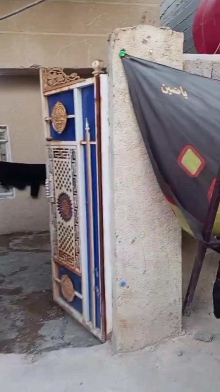 السلام عليكم بيت120متر يتكون صالة  واستقبال و مطبخ وغرفة وخدمات فوك غرفتين وخدمات درج خارجي عنوانه الاستكشافات شارع ساحة قاسم بيع مستعجل سعرة 38 بسعر كاع بلمنطقة
للأستفسار:***********
