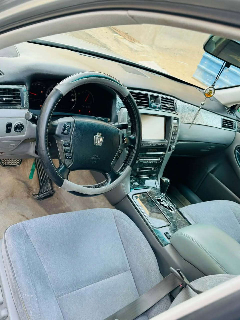 السلام عليكم 
شاهينه موديل 2004 شاصي 82دكمتين مكفوله من كلشي كير مكينه  رقم بصره إنكليزي مداور ثاني يوم ترايك من البصره لدهوك 
وشراي بخدمته 
***********
