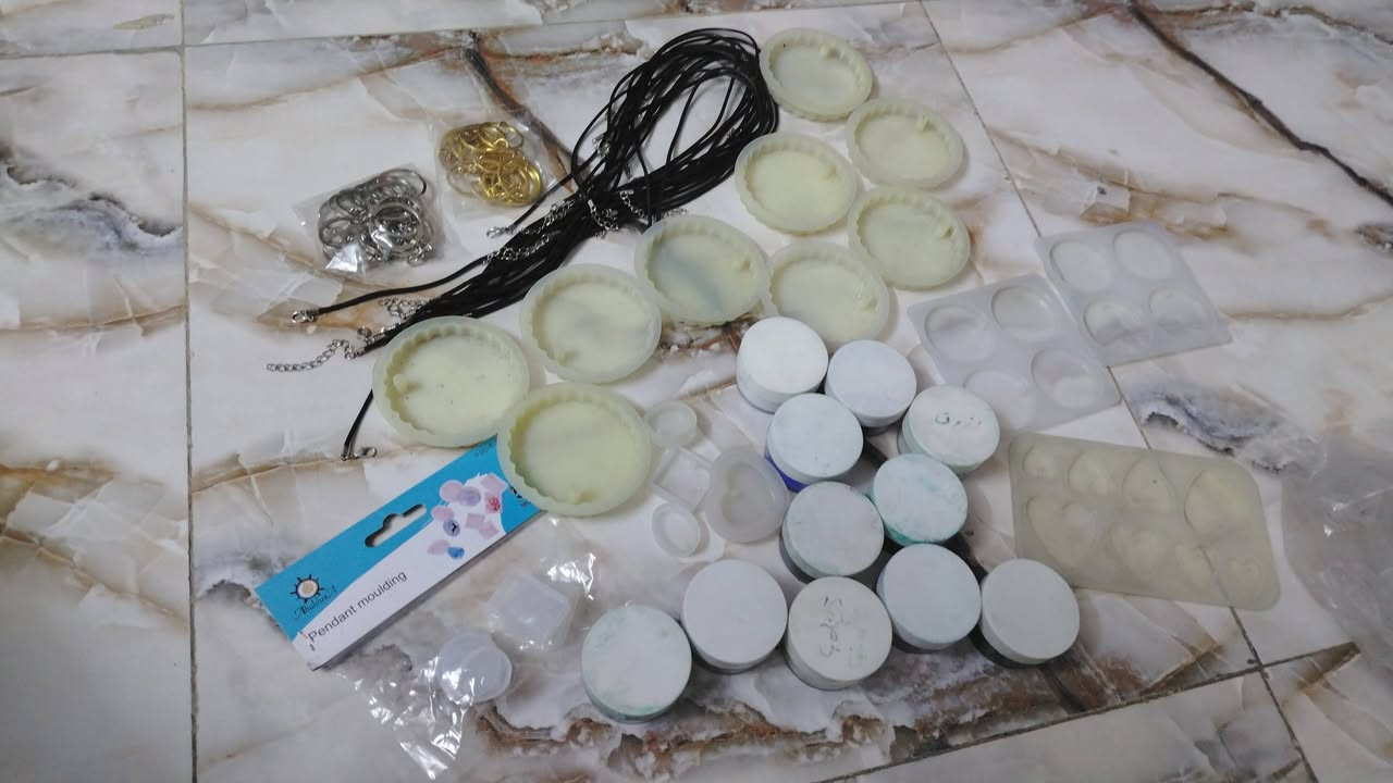 اغراض ريزن للبيع كلهن ب 180وبيهن مجال للاستفسار تواصل واتساب ***********
