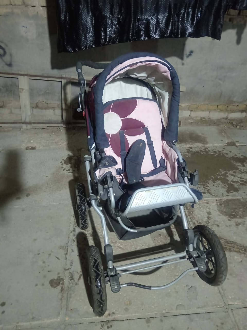 سلام عليكم عربانه مال طفل
تشيل 2اطفال جبيره وكلش نظيفه وتاير دبل 
جوب عربانه كلش راقيه مو من ذني سوكيات 
***********
