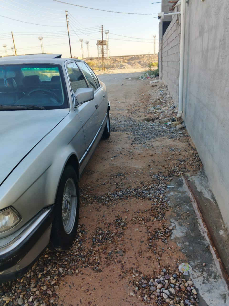 السلام عليكم بي ام 750 موديل 92 رقم بغداد خصوصي بس المكينه 35و الگير 750بلادي مال گصه ودبل جامه ودبل إرباك حداده الصدر امامي خلفي جديد وتخم تأير جديد السيارة بااسمي  وتحويل ثاني يوم السعر 55 وبيها مجال للأستفسار اتصل ع هذا رقم‏‪***********‬‏
