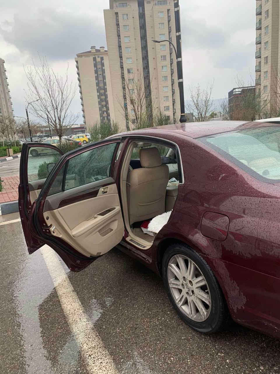 سڵاوتان لێبێت
 تۆیۆتە ئەڤەلۆن ٢٠٠٩ مووس
سەیارەکە هەتا بڵێ جوانە و بێ مەسرەفە
گێر و مەکینە و تەبرید بە شەرت
سەیارەکە ناو زەردە نە بەسمەیە نە سڵایت
چوار تایە و ویلی لۆکی لە ژێرە
سەیارەکە رەنگی مارۆنیە و زۆر جوانە و تایبەتە
سەیارەکە کارەبای و هەموو گیانی بە شەرت 
تەجیلی و سەوتی موکەبەرەی ڤۆلیومی سەر سوکان و ئەوانە بە شەرت 
سەیارەکە زۆر تازەیە ماڵی دۆستە

سعری ٧٥ وەرەقە و مەعامەلەیەکی برایانە 

گۆرینەوەش لەسەر دڵ گرتن 
*********** السليمانية, العراق
