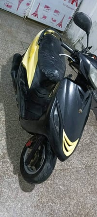 سكوتر • أسود وأصفر • بحالة زينة