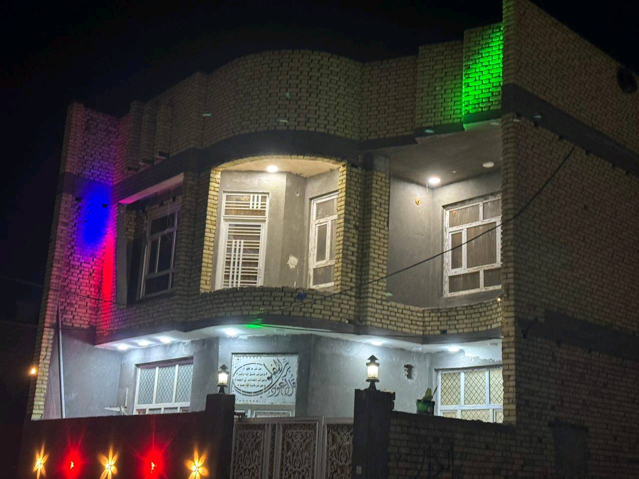بيت للبيع في حي الفداء شارع ابو لبنان ثاني بيت عن الشارع العام مطلوب إسكان ٤٠ مليون طابقين ٦ غرف واستقبال بناء سنه ٢٢ السعر ٢٦٠ وبيه مجال للاستفسار الاتصال على الرقم ***********