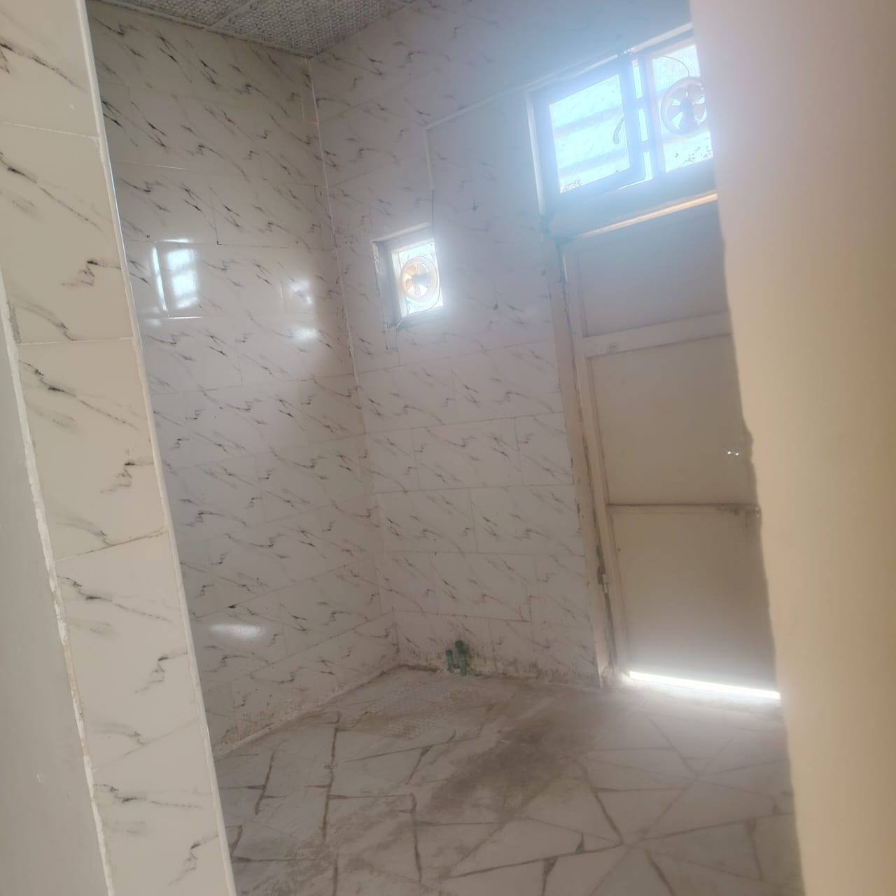 السلام عليكم
بيت للبيع مساحه ٧٠ متر مع الحديقه ٩٠ متر ركن بناء جديد نضافه ١٠٠ ٪السقف صب والاساس صب سقوف ثانويه وسيراميك جاهزه كهراباء وماء ع اخر حبايه مع سبلت 2طن شارع المطار القديم قرب اسواق عسوله شارع محطه المطار وصدليه المطار قريب الشارع.. السعر 28 البيع مستعجل ***********☎️
