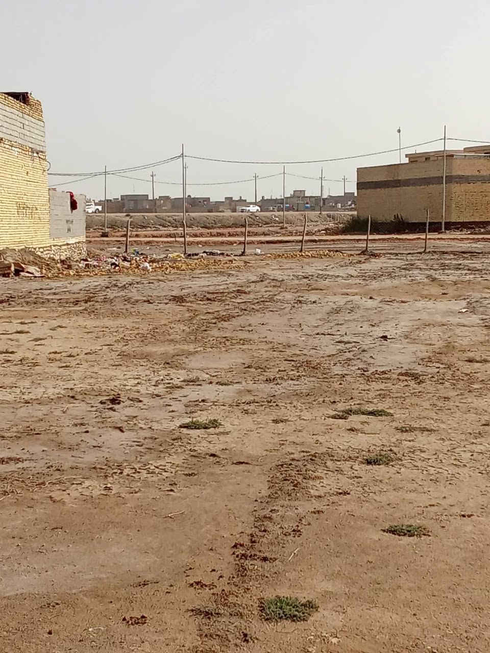 السلام عليكم اخوان عندي 3قطع مساحت الوحده 200 وعندي قطعتين مساحت الوحده 100 ونفس الشارع مساحت الشارع 7 متر ماي كهرباء كافه الخدمات موجوده طابو زراعي سند 25 قرار محكمة المكان الجربوعيه الرابعه قرب بيوت الشهداء  الشراي يتصل على هاذا الرقم ***********
