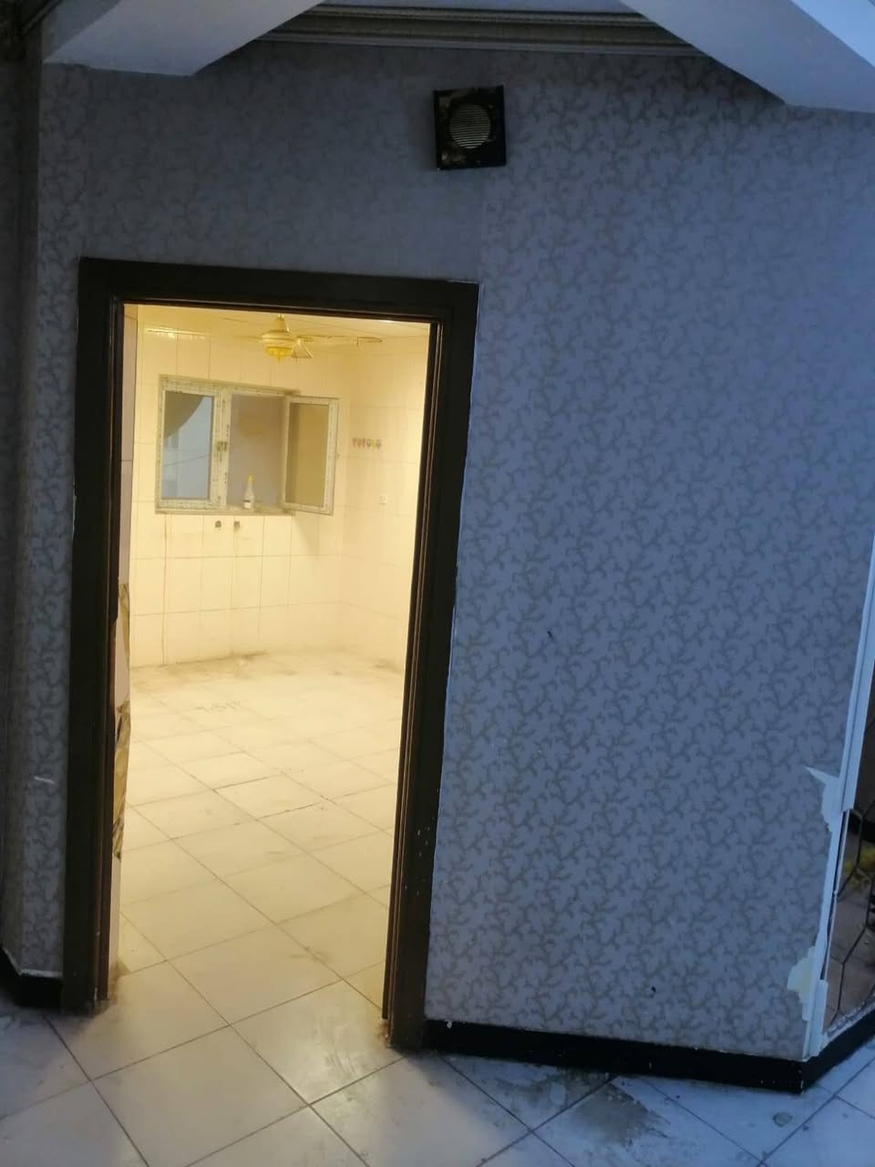 شقه طابق ثالث فئة B مساحه ١٣٥متر تتكون الشقه من اغرف ٢ واستقبال ومطبخ ومخزن و3بلكونات وصحيات عدد2 الشقه حالين فارغه مقدمه ٢٠ وكل شهر سدد 120الف الشقه تنباع هيه وكفيلها الكفيل يبقه بيها السعر 21 للاستفسار ***********
