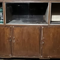 بوفيه 5 ابواب موديل قديم خشبها ما مكسر زين  سعرها/30 الف  بغداد الكمال...