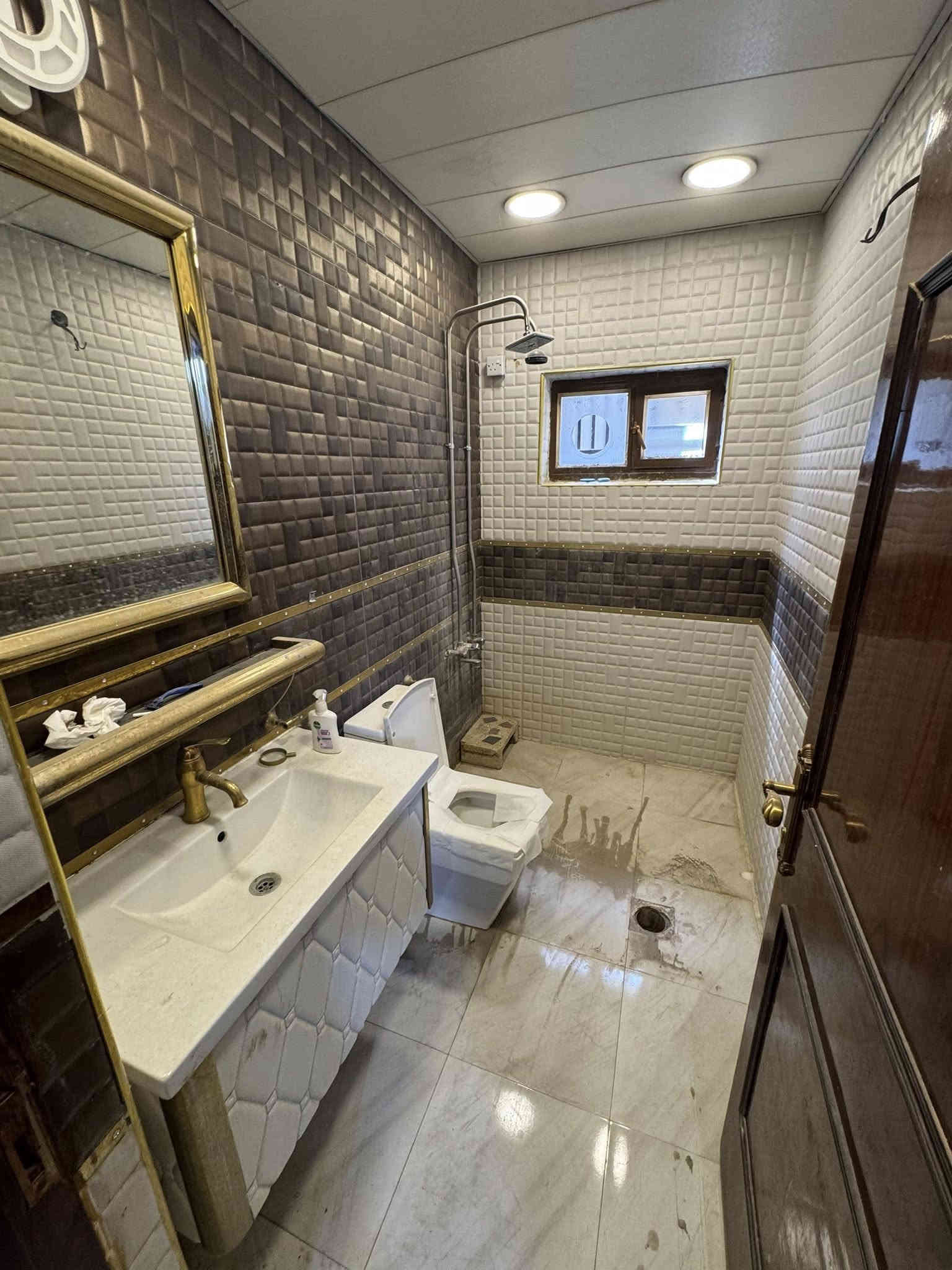 #للأيـــجار_في_الســـيدية

بيت 80م نظيف ثلاثة طوابق اربع غرف نوم وصالة ومطبخ وخدمات عدد ثلاثة ايجار مليون وربع وبي مجال

بأمكانك عرض عقارك عندنا 
زبائننا الكرام نستقبل كافة عروضكم وطلباتكم 

للاستفسار يرجى الاتصال على الرقم 
***********

او زيارة مكتب القيسي للعقار والأعمار
عنوان المكتب
#السيديه_شارع_المركز_مقابل_التفاح_الاخضر
