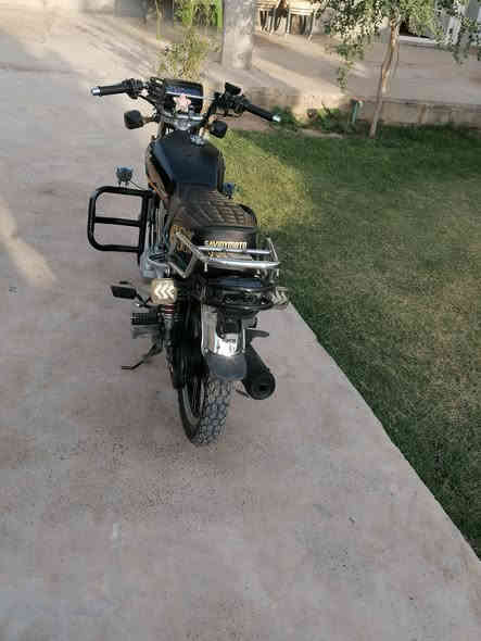 سلام عليكم دراجه سيفان ٢٢ محدثه ٢٣ دراجه كامله ما بيها اي نقص لا تنقيص ولا تبخير أوراق كامله الدراجه تخم تاير جديد باتري وكابريتر كله جديد شلعه ومعدل فول كامله صالنصه رياضي  ماشيه قليل جداً اخت الزيرو محرك مكفول ممفتوح كهربائيات كلها شغاله دراجه نكره سلف شغل واطلع متصرف دينار عليها شرط أحلا من الصور السعر خاص *********** واتساب
