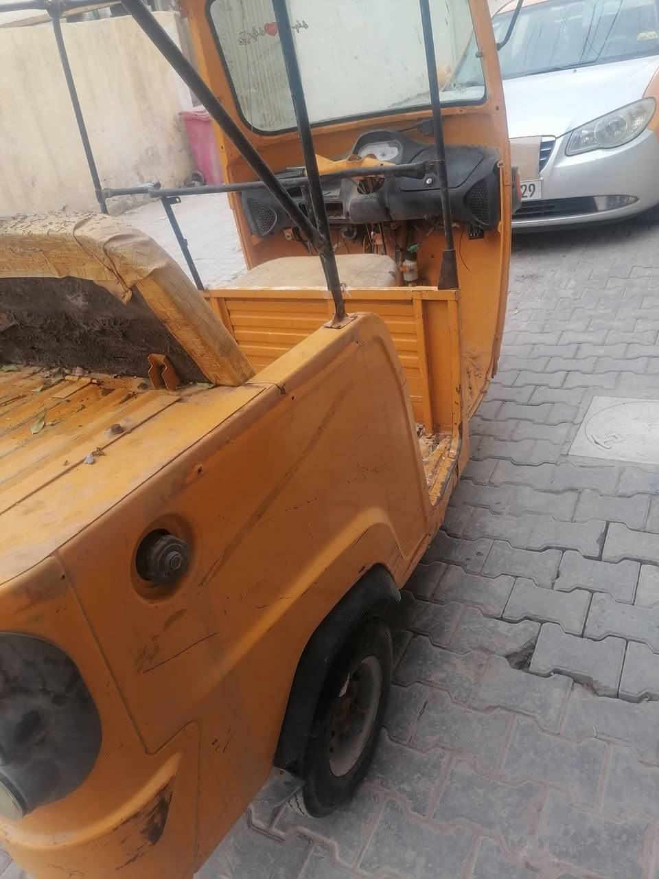 السلام عليكم مرخصة الأدمن تكتك بياجو للبيع تكتك بس مكينه وجادر يرادلها أوراق اصوليه كامله السعر قفل ٦٠٠ الف مكاني محموديه *********** بي واتساب ***********
