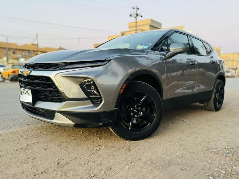 السلام عليكم 
Blazer 23 
رقم اربيل مسجل ب اسمي 
حادث كما موضح بلصورة خفيف جداً
موجود سونار 
داخل جلد 
معروف مواصفاتها 
تشغيل عن بعد 
بصمة 
وضعيات قيادة متعددة
رادار امامي 
ويل اسود 
السيارة جديدة مناقصها اي شي 
مكان السيارة بغداد الكرخ 

*********** واتساب
