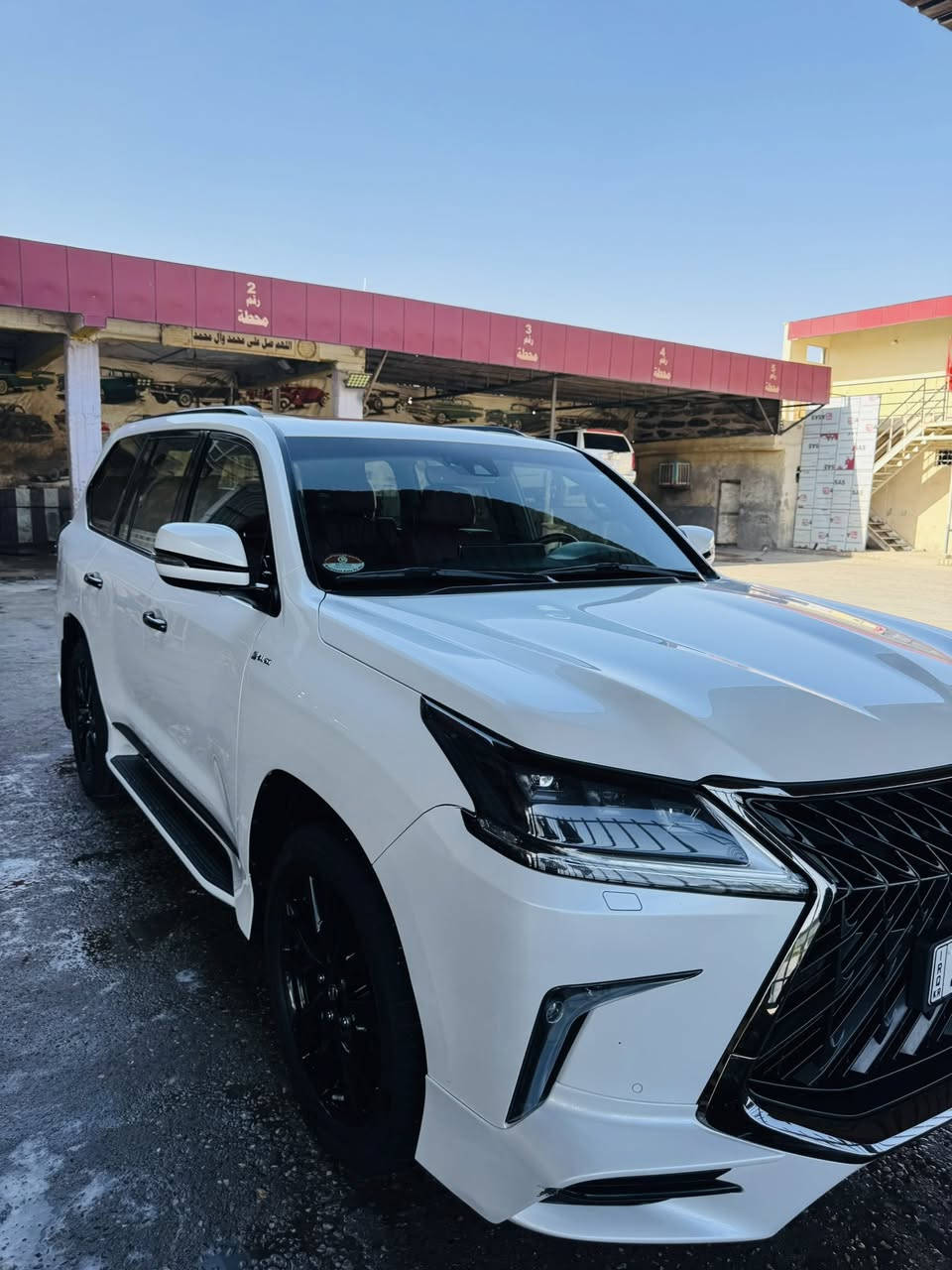 السلام عليكم سياره لكزس كورو موديل 2019 كفاله عامه حته من الرمل ماشيه 83الف على يد واحده داخل احمر اعلى موصفات الكزس بلاك ادشن السعر 820 ورقه وبيها مجال قابل لتفاوض للستفسار ***********
