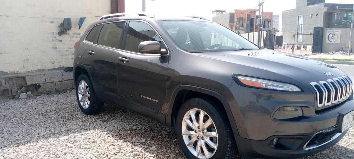 السلام عليكم سيارة جيب شيروكي للبيع  بيها ضربه بالباب الوره من جهة السائق موديل 2017 للتواصل على على الرقم فقط *********** فقط بس هاي القطعه متضرر الباقي كله مكفوله
