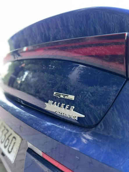 السلام عليكم شباب k5 2025 بغداد بأسمي ماشيه15.000 الف ميل  السياره لونها ازرق (چويتي) فول موصفات 
حادثها البنيد فقط بنيد مبدل + مصبوغ نفس الون + صور الحادث مرفقه ب منشور 
ملاحظه *(بنيد +دعاميه اصلي تفصيخ+ تك لايت اصلي تفصيخ لد برتقالي )
السياره كلش جديده وحلوه وبالحيقيقه احلا من الصور 
المواصفات:
 • الموديل: 2025 الشكل الجديد 
 • اللون : ازرق (چويتي)
 • الفئة: GT-Line فول بانوراما
 •  أوتوماتيك 8 سرعات
 • المحرك: 4 سلندر  سعة 2.5 تنفس طبيعي 
 العداد: (15الاف ميل ) )
 • شاشة لمس كبيرة متصلة الكترونية (قياس 10.25 )
 • نظام ملاحة GPS
 • نظام صوتي فاخر 
        . شاشة دشبول ديجتل إلكتروني 
 • بلوتوث + تايب سي + أبل كاربلاي + أندرويد أوتو لاسلكي بدون كيبل 
 • شحن لاسلكي للجوال
 • دخول وتشغيل ذكي (بصمة)
 • تشغيل عن بعد
 • مقاعد أمامية كهربائية
 • تسخين المقاعد
 • نظام تكييف مزدوج 
 • إضاءة داخلية LED
 • نظام اختيار وضعيات القيادة (Eco - Sport - Comfort وغيرها)
 • حساسات أمامية وخلفية 360 درجة
 • كاميرا خلفية عالية الدقة
 • جنوط رياضية مقاس 18 إنش
 • أنوار أمامية LED بالكامل
 • أنوار نهارية DRL
 • أنوار خلفية لد متصلة 
 • مرايا كهربائية مع إشارات
وبيها بعد هواي مواصفات سعرها213 ورقه وبيها مجال كلش قليل 
مكان السياره بغداد حي الجامعه 
للأستفسار ***********
