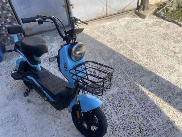 السلام عليكم دراجه شحن حجم 14 
4بطاريات. + الشاحن + مراه جانبيه عدد 2
مكانها شارع  فلسطين
***********
