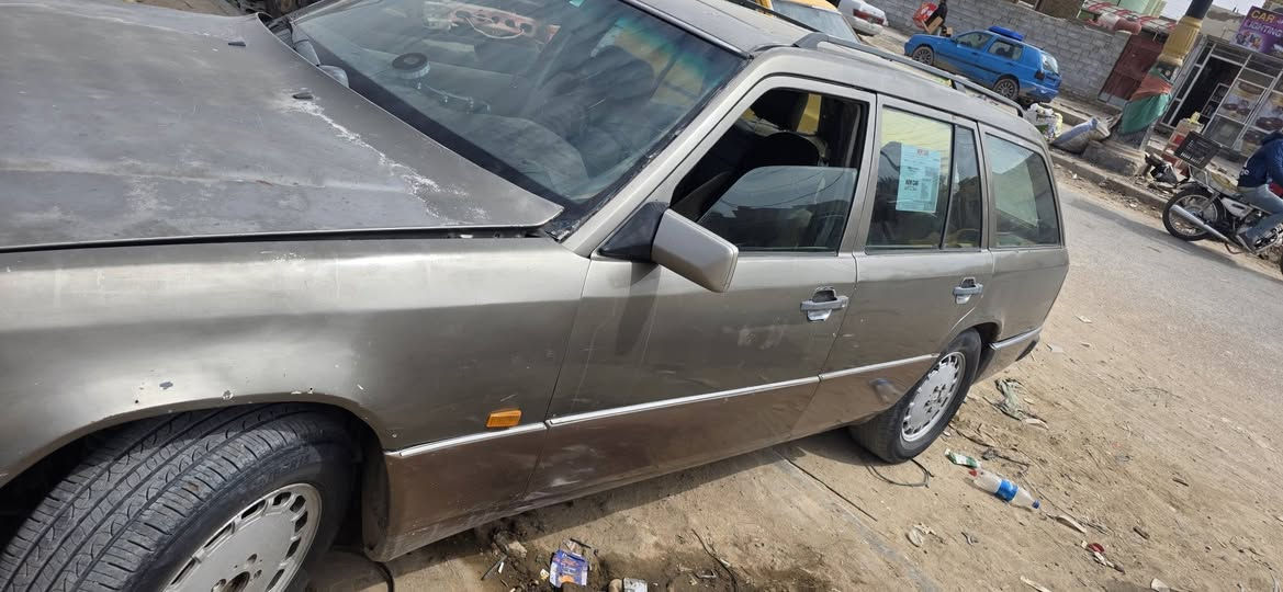 السلام عليكم مارسيدس دب محور بطه موديل ٨٧رقم بغداد تحويل مباشر سنويه ماصاقطه كير ومينه مكفولات تبريد السعر ٣٠ وبيه مجال للطيبين المكان ديوانيه***********
