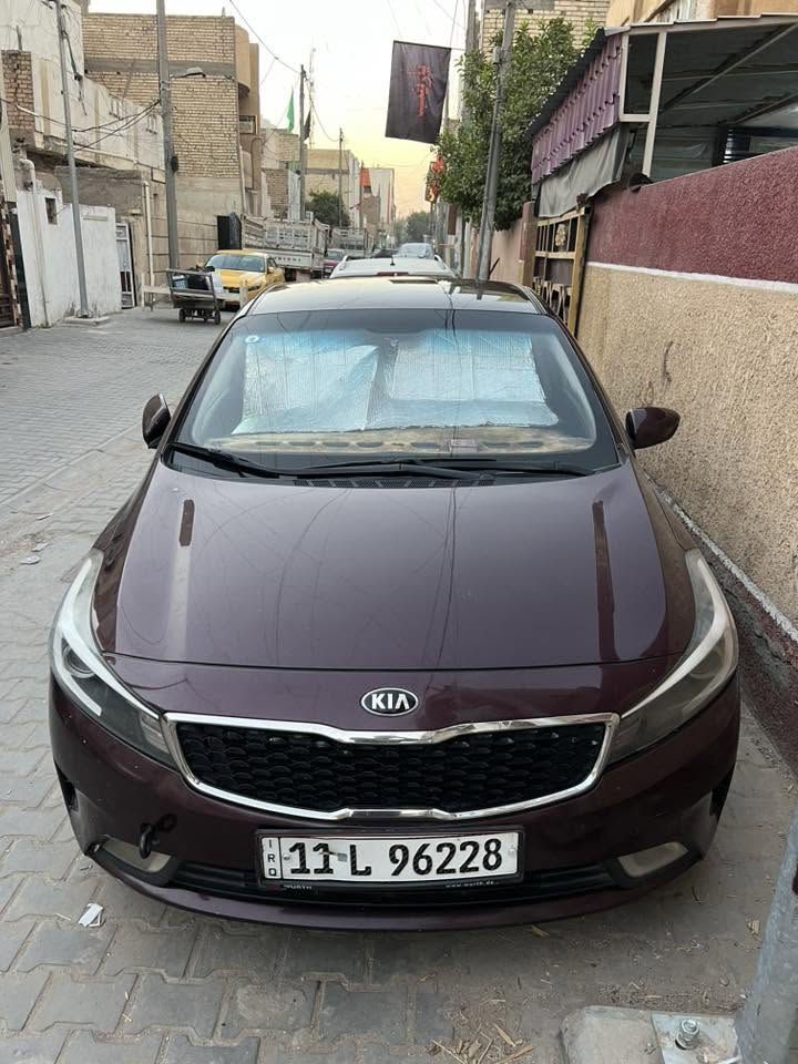 اللهم صل ع محمد وال محمد
النوع: كيا فورتي 
الموديل 2018 
رقم بغداد الجديد
ماشيه 89 فقط حقيقي سياره نضيفه جدا 
( بجسم كبسس شرط سونار) ( ايرباك لغود شواصي كله مكفول وصور سونار موجوده) 

الضرر قبق صندوق فقط بيه مكان بارد بسيط صور سونار موجوده بلمنشور 

موصفات عاديه 
شاشه اندرويد ويل كب حجم 16 طسه ناعمه 

السياره عليها ادامه 
تبريد ثلج ❄️ 
كير ومحرك كفاله نعومه وخير من الله سياره بعدهي نضيفه جدا ومتتقارن بل مهجومات 

سنويه هزه كله جديد 
مكان السياره بغداد الكرخ 
*********** بي واتساب وبخدمتكم❤️
السعر 120 وبيه مجال بسيط
