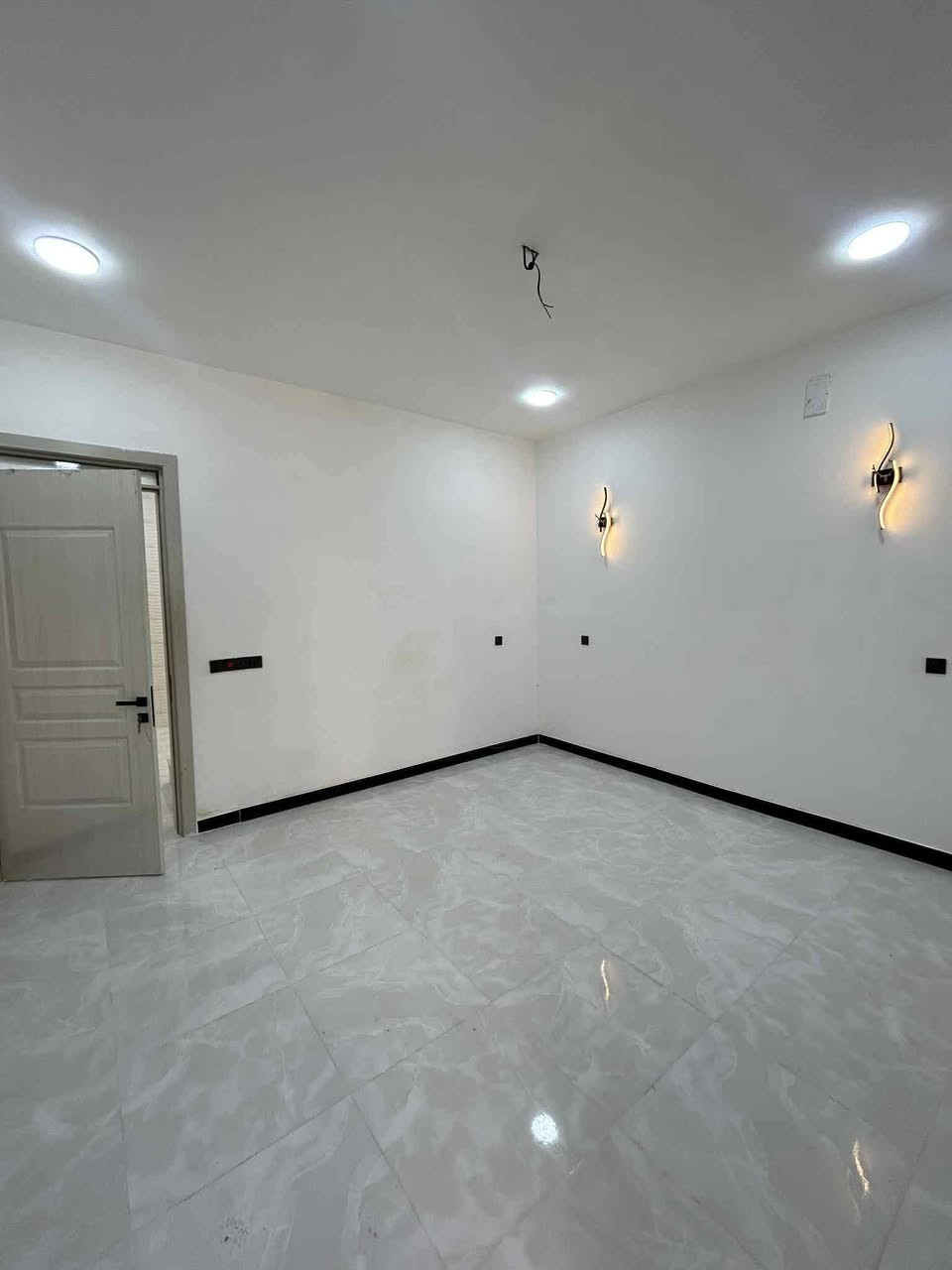 #لدينا_دار_للبيع مساحه 75 متر واجهه 5 ونزال 16 طابو زراعي سند 25 قرار محكمه البيت يحتوي على2 غرف نوم وصاله وستقبال ومطبخ  العنوان بغداد الدورة مدخل البوعيثه مجمع السلطان الاول 
هاتف ***********
***********
