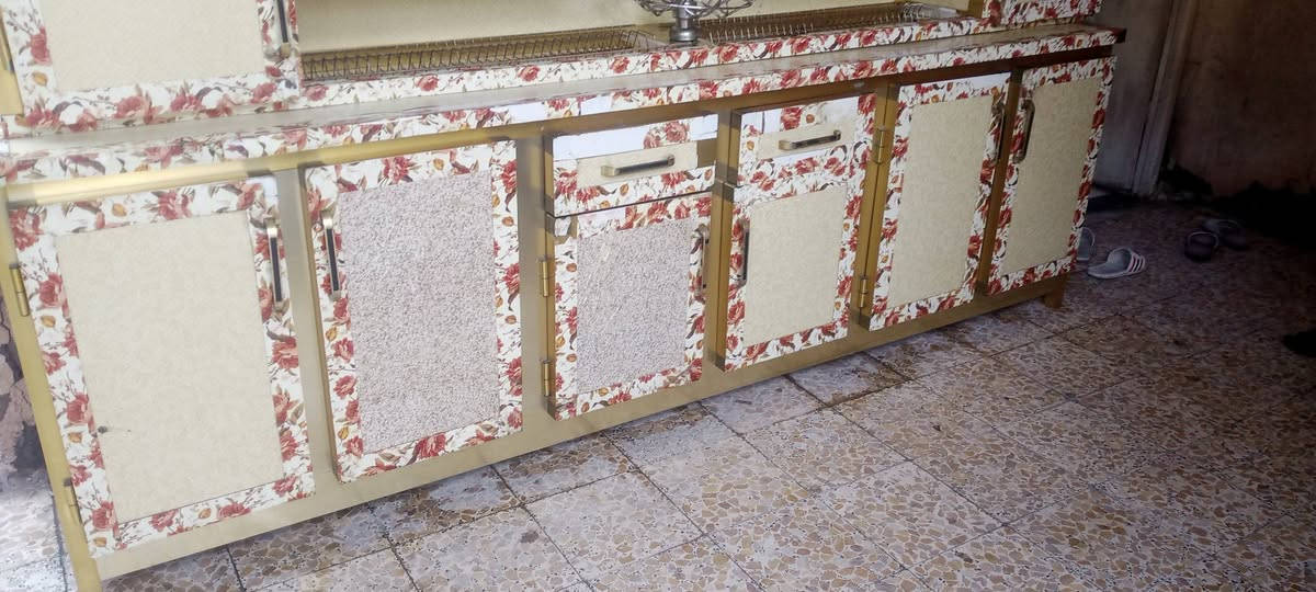 كاونتر للبيع 3قطع الطول 3امتار والسنك متر ونص السعر 350 البصره القبلة للتواصل ***********
