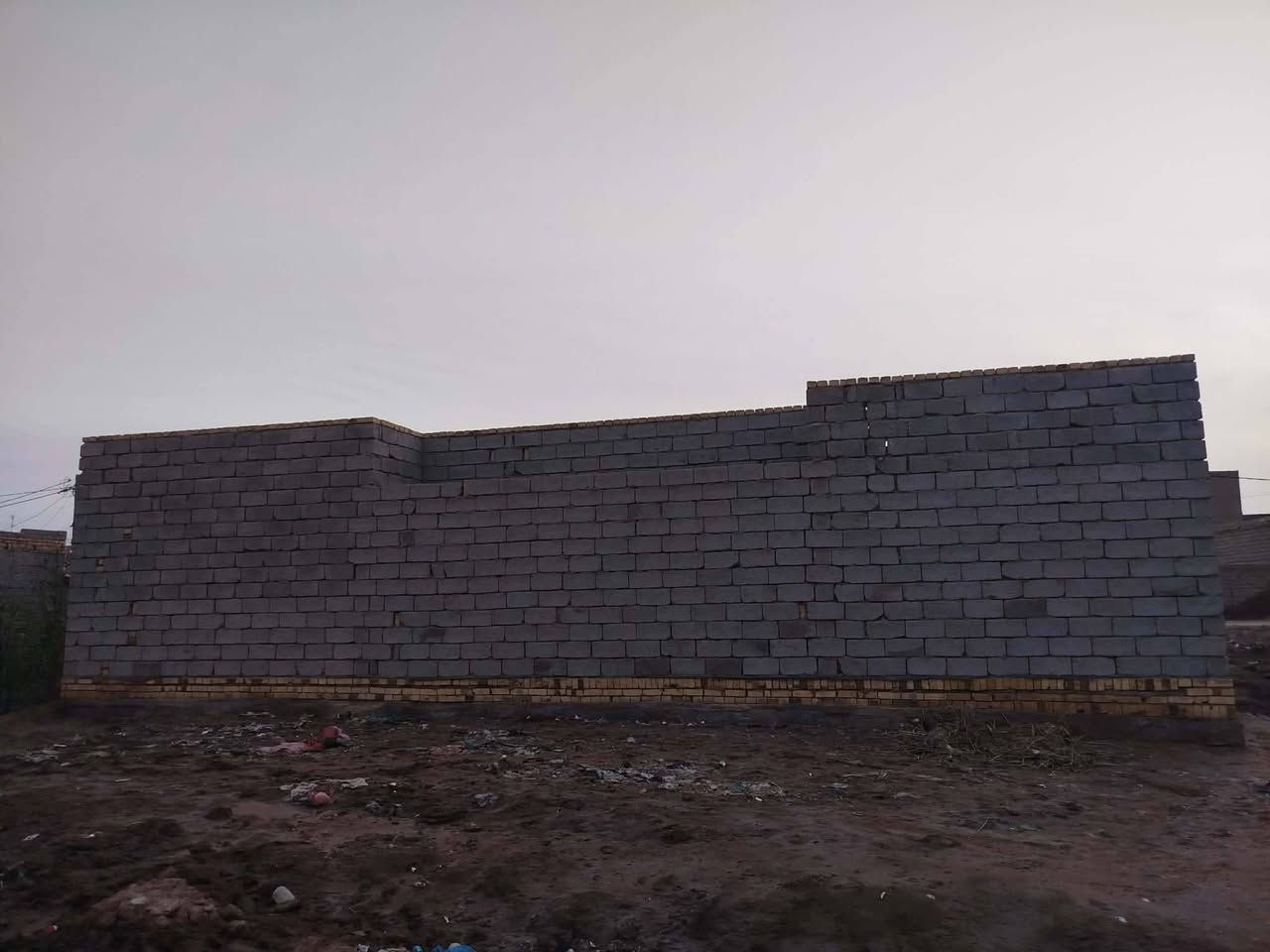 السلام عليكم بيت هيكل بالقريه العصريه ٢١٠متر كافت الخدمات بيه يبعد عن الشارع ميه وخمسين متر/ ٣غرف وصاله ومطبخ وديوانيه مثل ماموجود بالفيديو  البتلو صب رباط السعر ٣٨ /رقم المبايل/***********
