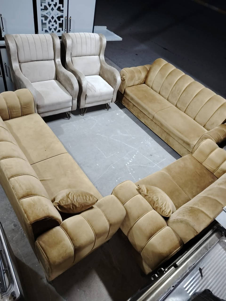 تخم قنفات ١٠ نفر حطاطه كلش نضيف سعر لواحد ٣٠٠ الف العنوان فلوجه حي المعلمين قرب جامع سعد***********//***********
