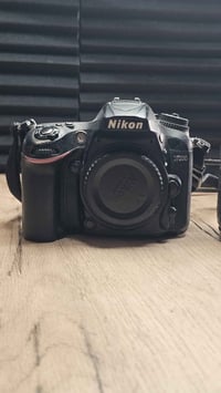 كامره نيكون 7200wifi  نظيفه  عدسه vr  اوتو 18-140  وياه كفر جلاتين و ف...