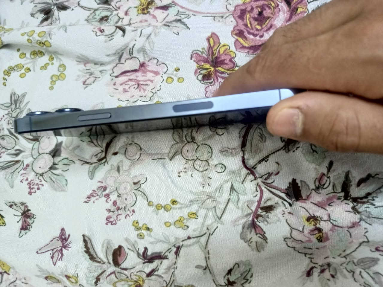 السلام عليكم 13 برو ماكس 
نضيف جداً ما مفتوح ولا داخل اي تصليح 
مال بيت 
الذاكرة 256 البطارية 87 السعر خاص مكاني بغداد


**إذا كنت صاحب هذا الإعلان وتريد حذفه لأي سبب، رجاءا أرسل رسالة إلى الدعم الفني**