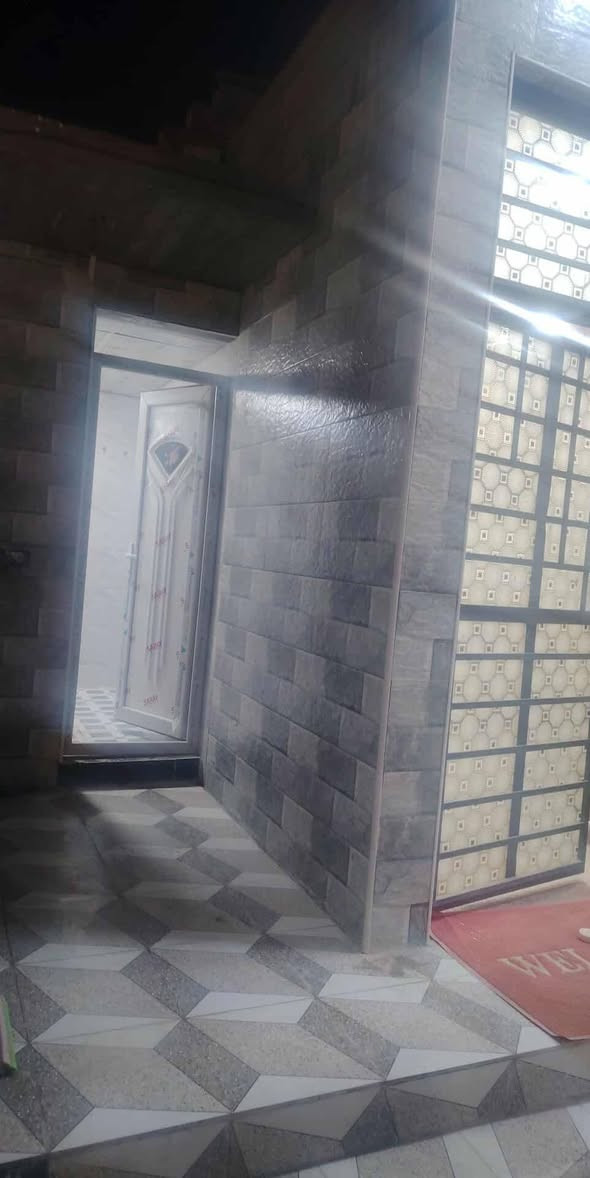 السلام عليكم يوجد لدينا بيت للبيع في ابو الخصيب بابو كوصره يم سنتر طه      مساحه البيت 200mالبيت طابقين الطابق الاول كامل            يتكون الطابق الاول من غرفتين نوم وصاله ومطبخ وحمام ومطبخ وصحيات وديون    واطابق الثاني هيكل     والسعر 80مليون وقابل للتفاوض.            الاستفسار الاتصال على الرقم الهاتف ***********او مراسلتني على الوات ساب ونستقبل عروضكم كافتن وعندي دوانم اليه يريده
