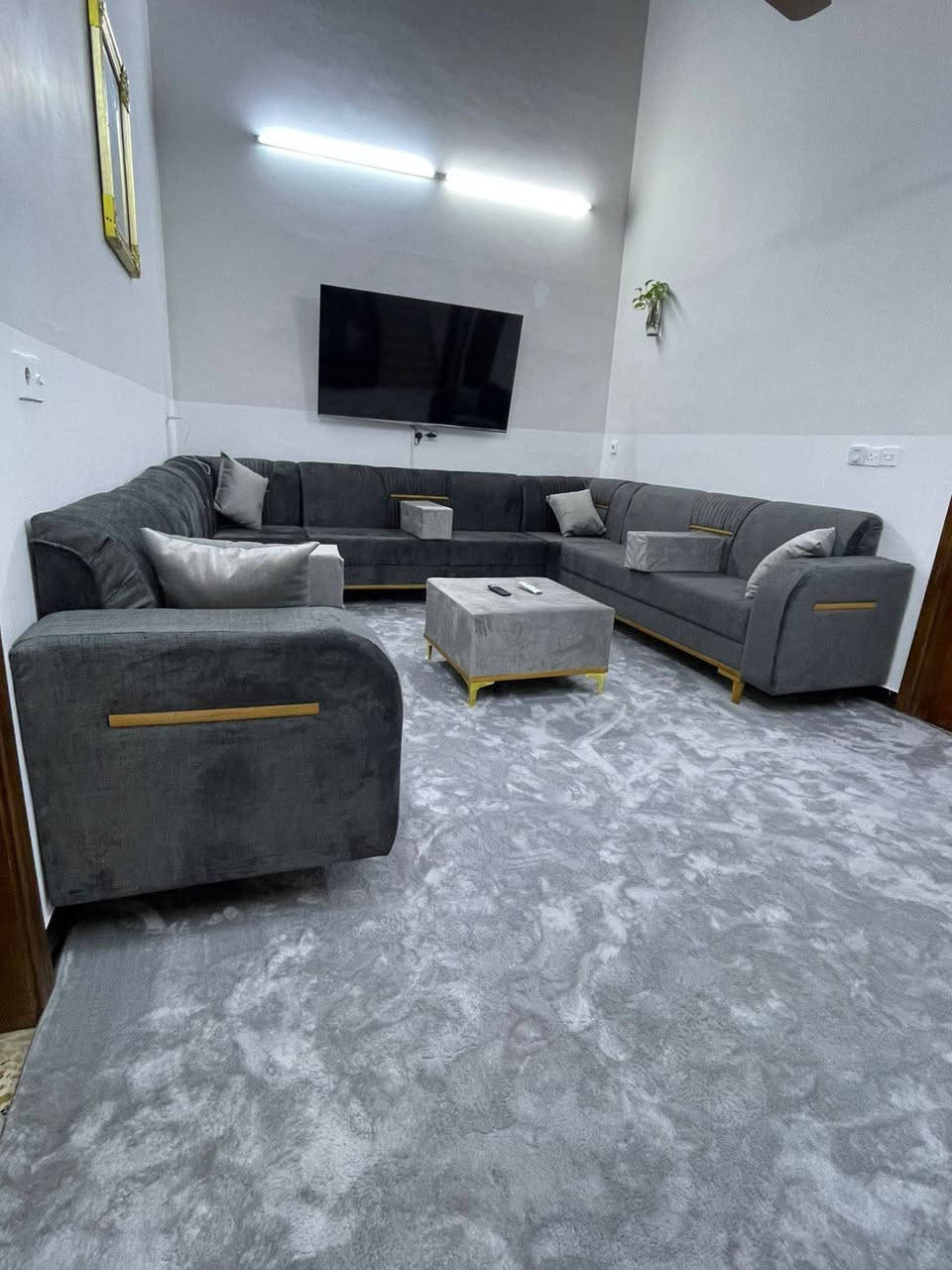 معمل العزاوي للاثاث  كركوك حي الواسطي 
شقل حسب الطلب اذ عندك تعمير نشتقل نبدل اقماش وسفنج وحياكم الله ***********
