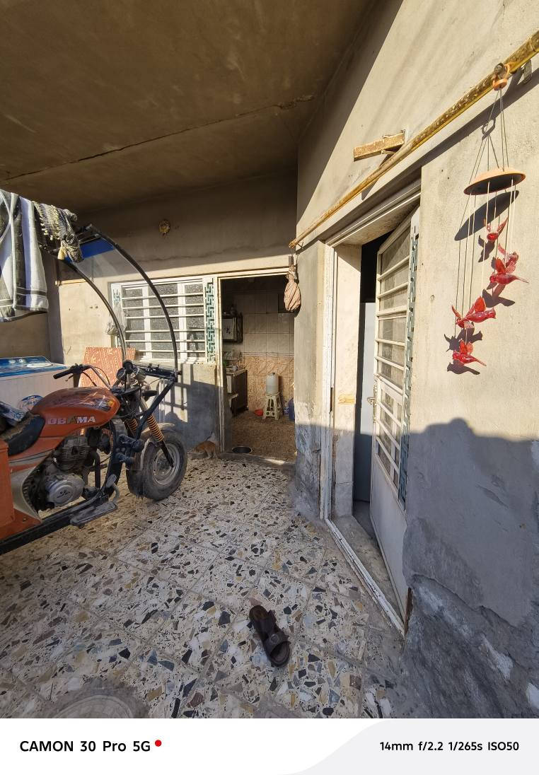 دار للبيع 
العنوان بغداد / أطراف مدينة الصدر /حي طارق /فرع محطة ابن سينا المتروكة  
المساحة ١٠٠ متر مربع 
يحتوي على غرفتين واحدة بالطابق الارضي واحدة بالسطح 
+مطبخ+صالة+استقبال+حوش+منور+مخزن صغير +صحيات وحمام خارجيات 
السعر ٥٠ وبي مجال للطيبين 
‏‪***********‬‏ بغداد, العراق
