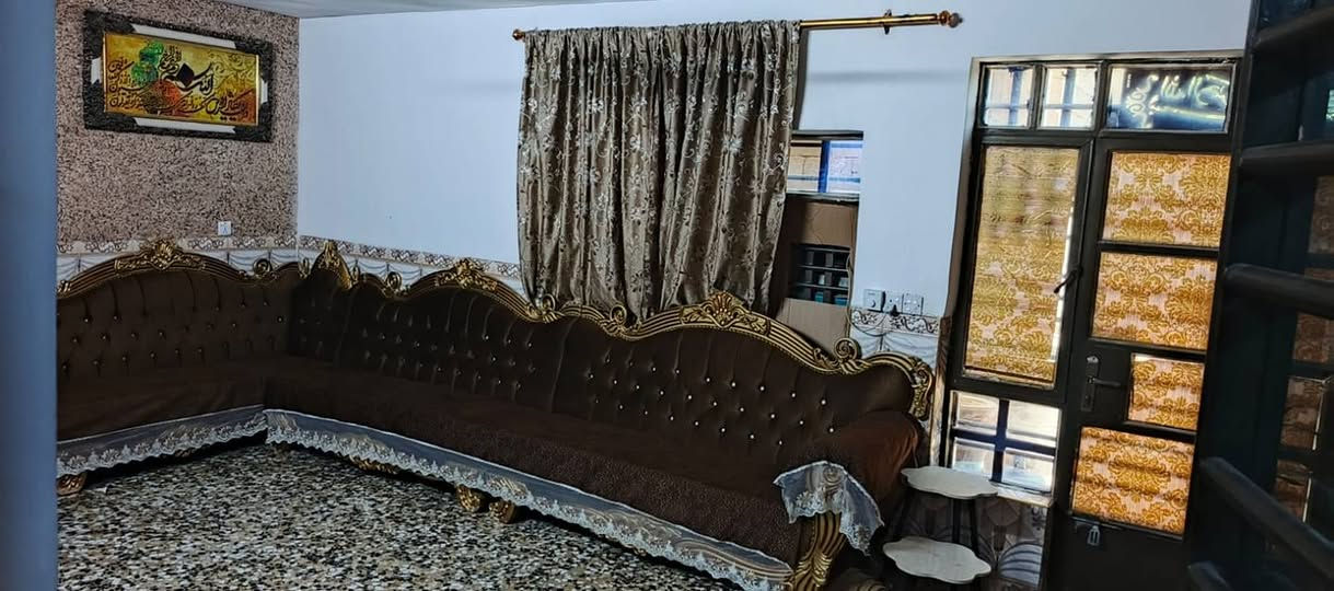 بيت زراعي سند ٢٥ بمنطقه الشرطه الخامسه ع الشارع العام
مساحته ١٩٠ متر 
ثلاثة طوابق 
الطابق الاول يتكون من استقبال ومطبخ وحولي وغرفه نوم وحمامين 
الطابق الثاني يتكون من ٣ غرف كبار وحمام 
الطابق الثالث يتكون من مطبخ وغرفه وحمام 
والبيت بي محل مؤجر 

سعر البيت ٢٢٠ مليون دينار 
رقم صاحب البيت 
***********
