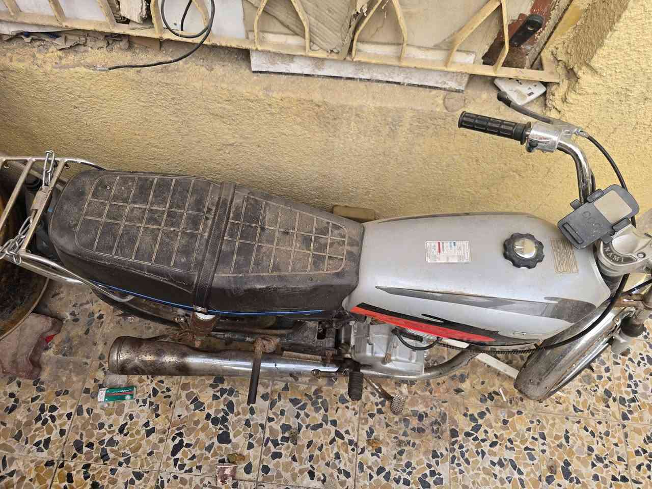 السلام عليكم دراجه نامه ادوات صارلي ٤ اشهر تاركهة مبدل بيهة غراض جدد سكان جديد و كشن جديد و تانكي جديد وبعد هواي امور الدراجه رايدلهة تنضيف كابريته  السعر ٣٠٠ وبيهة مجال  مكان الاصمعي حي الاساتذه ***********
