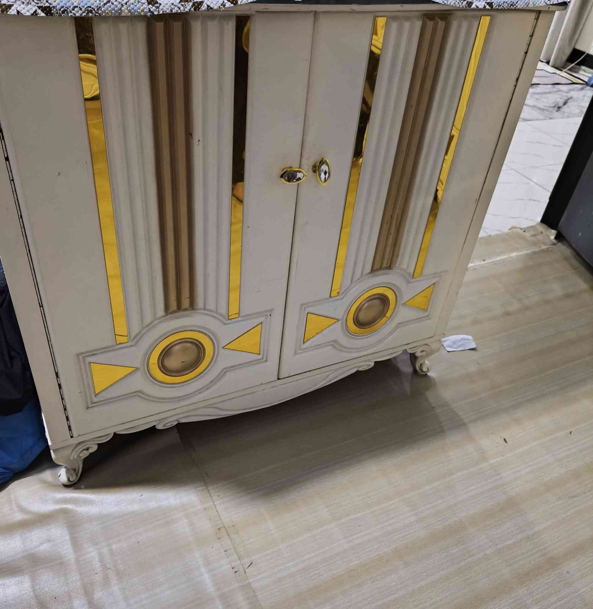 غرفه نوم مستخدمه جديده نظافه 100% مطلوب سعرها مليونين وبيها مجال***********
