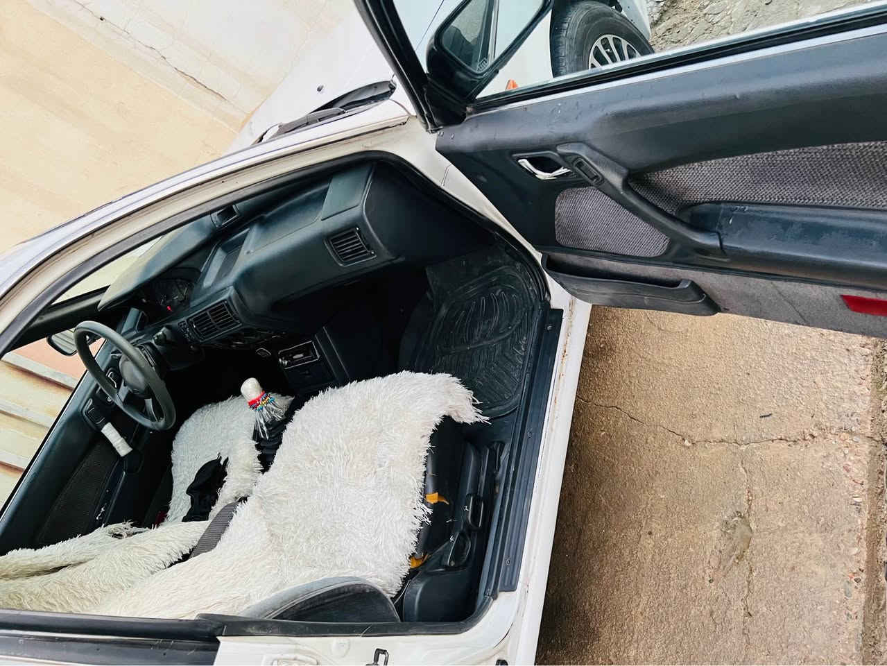 مسيبوشي كلاندموديل١٩٨٩ابيض
رقم كركوك مشروع وطني رقم انكليزي كلها جديد تحويل ثاني يوم
بيها بونيت و ربع جاملغ صبغ فقط
حداديه و تايرات بشرط كهربايي كلها شغال گير عادي سياره فتحه 
مكان سياره كركوك 
***********
سعر٣٧بي مجال كركوك, العراق
