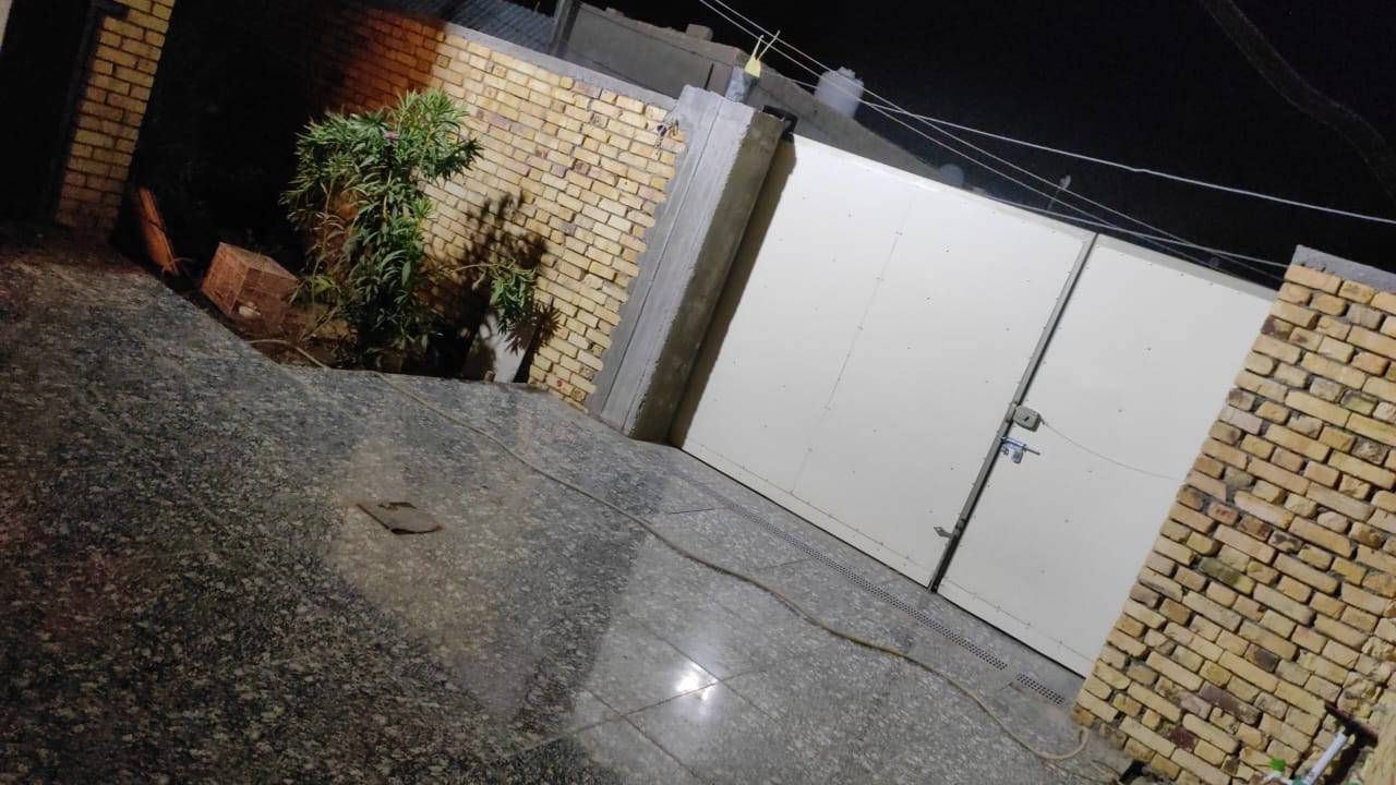 سلام عليكم بيت مساحته 170 متر
غرفتين وصاله
صحيات داخلي وخارجي..
مطبخ حار وبارد
واستقبال..... العنوان شارع الحولي و قرب التربيه الجديده و جامعه العين الجديدة 
*********** استفسار على الرقم فقط
