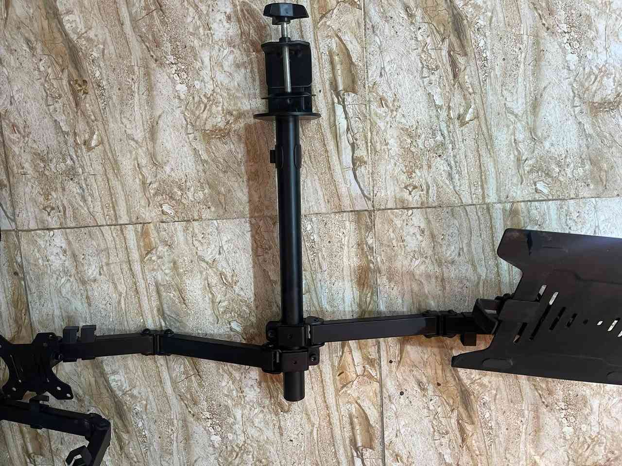 ذراع حامل شاشتين والثاني شاشة ولابتوب نظيفات استخدام قليل سعر الواحد ٥٠ عنواني بغداد غزالية ***********
