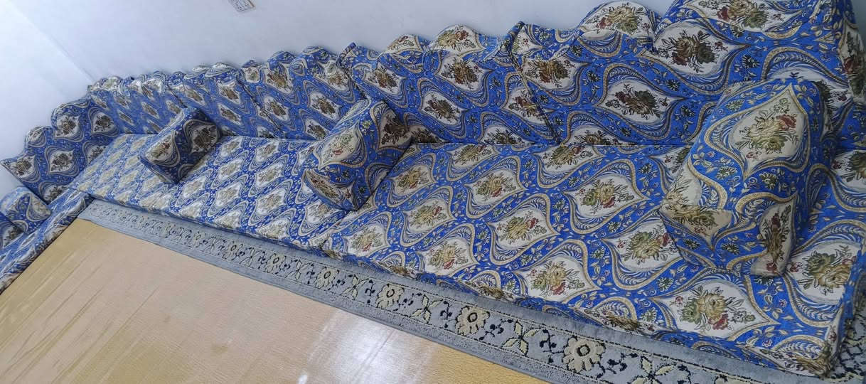 للبيع جلسه عربيه
بيه تكيات عدد 7 
زوايه 2 
تتفتح زناجيل 
جلسه جديده ستخدام قليل كلش 
السعر 425.  مكاني البصرة شارع القائد 
  واتساب ***********
