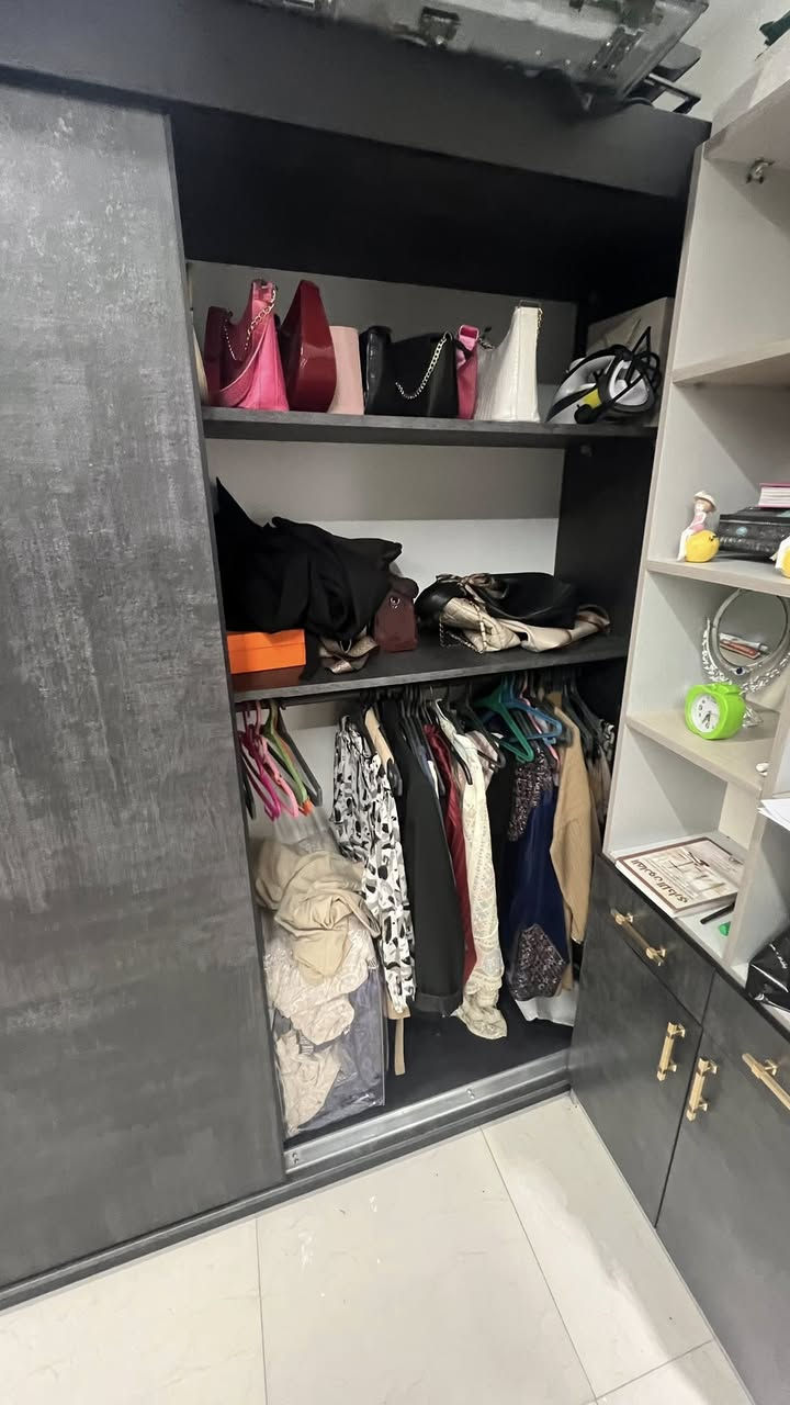 غرفه بناتيه عدد 5قطع معروض منها مكتبه طويله
او ميز مرايه جربايه او كنتور مفصخ  تفاصيل نفس جربايه او كنتور اسود
غرفه ولاديه فقط جربايه معروضه نفصال بيدي مسوي جربايه عمل وكنتور او ملحقات كلها جربايه ولاديه تجي وياها طابوريه
او داخل مالها حديد عمل
عنوان بغداد ***********
سعر مليون مستخدمه شهر
