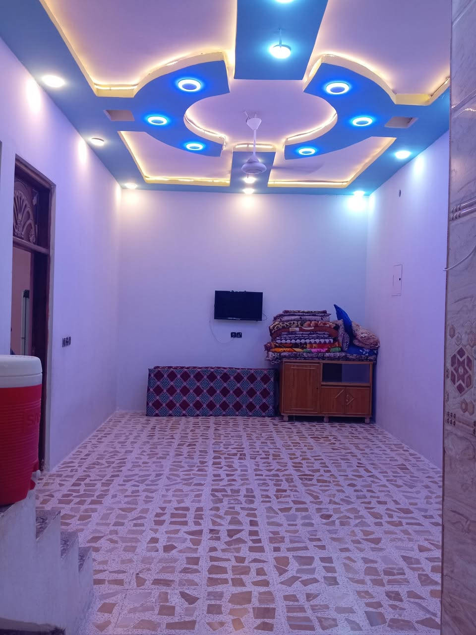 السلام عليكم بيت للبيع المساحة 200م طابو زراعي واسمي موجود بل سند البيت بناء حديث قبل سنه كملته المنطقه مخدومه بكافة الخدمات من كهرباء وماء وشارع عرض 10م تبليط يتألف البيت من 2 عرف نوم وصاله واستقبال ومطبخ البيت كامل مابي اي نقص جيب غراضك وكبل تسكن بي
الموقع الصناعة الثالثه العثمانية
الاستفسار الاتصال على الرقم
***********
