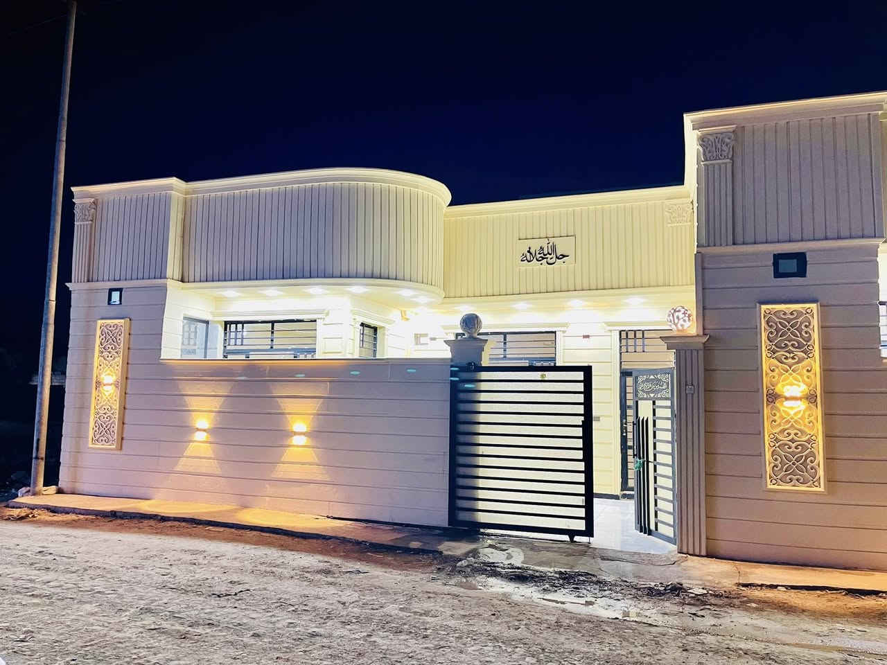 بسم الله الرحمن الرحيم 
على بركة الله 
 
مشتملات عدد 2 طابو صرف المساحه الكليه 300م وكل مشتمل 150 م واجه 10م ركن على شارعين في حي الحريه الاول 

يحتوي كل مشتمل على مطبخ +استقبال +صاله +2 غرف نوم + صحيات داخليه و خارجيه عمل درجه اولى مودرن مع ديكورات  داخليه جبسن بورد مع لدات وديكورات خارجيه  فوم مع النقشات . 

الاتصال والاستفسار
***********
***********
#مكتب_انوارالمنتظر_للعقار
الزبيديه شارع الكراج عماره سيد هاشم تركي
