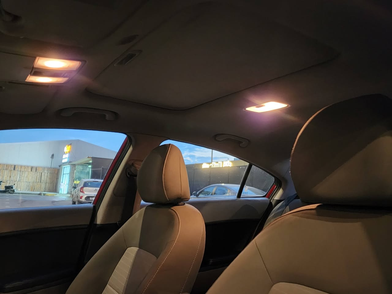 السلام عليكم
سيراتو خليجي فول
موديل 2016
ماشيه 110 الف
محرك 1600 دوش 
مواصفات ..
فتحة سقف
لد أمامي خلفي
مري شفط 
تحكم ستيرن ابعه جهات
حساسات امامي خلفي 
كير سبورت ستيرن
ويل كب رياضي
....
السياره بيها بارد باب خلفي شبر فقط 
سياره جديده بالواقع احلا 
السعر 132$
مجال بصيط 
الرقم *********** بغداد حي الجهاد
