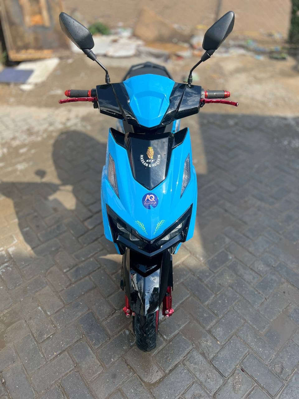 السلام عليكم دراجة شحن سكنس جي تي 
-اربع نمر
-بيها R
-بلوتوث 
-بطاريه ليثيوم
-سرعتها 100
-حجم البطارية 12V
-شاشة الكترويه
-لايتات زنون
العنوان بغداد قرب بانزين خانه الفضيلية
الرقم:***********
السعر: مليون ومية
