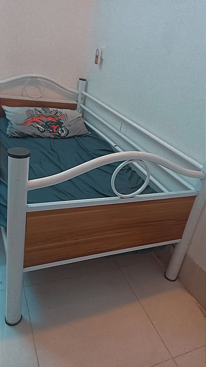 سرير قاطين يصير  الدرج مال موجود بصوره وكل واحد لحاله يصير  مع ٢ دوشك  ١٢٠ 

ودوشك اسفنج نفر  مال سرير ٣٠


**إذا كنت صاحب هذا الإعلان وتريد حذفه لأي سبب، رجاءا أرسل رسالة إلى الدعم الفني**